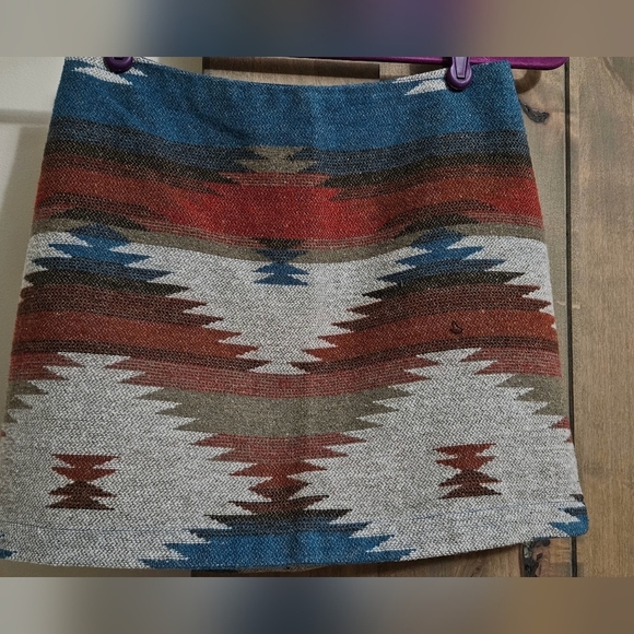 AMERICAN EAGLE Aztec print wool blend mini skirt. Size 0 - Picture 3 of 9
